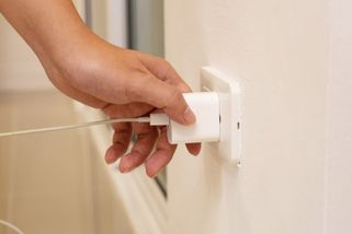 Tušíte, kolik peněz vyhazujete oknem, když necháváte nabíječky v zásuvce? Elektrikář má jasno – tohle už nedělejte